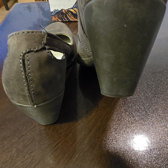 El Naturalista Women's Dark Brown Flats - Picture 4 of 5